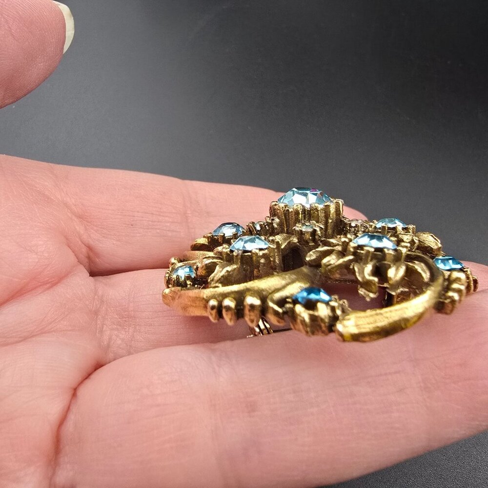 Floral Coro Brooch With Blue Rhinestones Gold-Tone Vintage Signed 1.75" wide - Picture 10 of 10